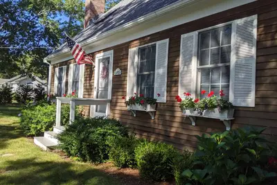 Image de Hyannisport 3br / 2ba, A / C, à 800m de la plage privée, passe à la plage en ville!