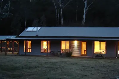Image de Charan Oaks, endroit calme dans la vallée des fours