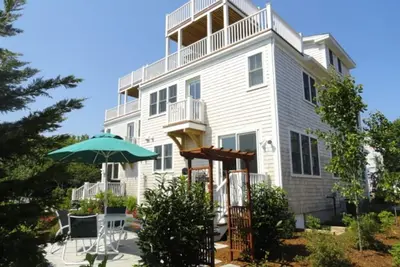 Image de Luxe moderne à Provincetown avec des équipements galor