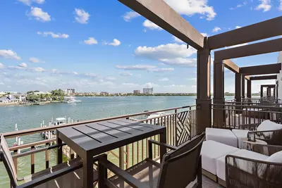 Image de Oasis Front De Mer Style Resort Avec 3 Br / 2. 5 B & slip de bateau! ! !