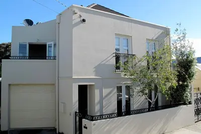 Image de Excellent emplacement, maison de 3 chambres avec parking hors rue