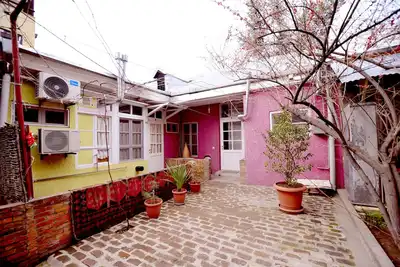 Sun Filled Spacious Apartment CourtYard View