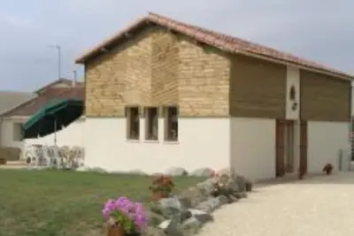 Image de Gîte de plain pied avec piscine, idéal pour les familles.