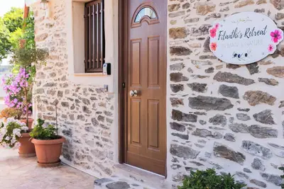 \"Havre Naturel : Filanthis Retreat à l'Est de Mani\"