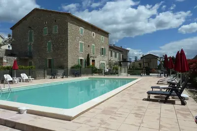 Image de Grand appartement dans une maison de village du 19ème siècle avec piscine
