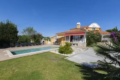 Image de large villa with pool and spa