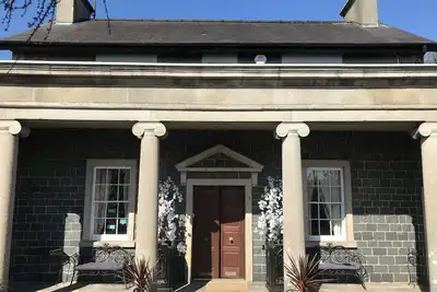 Image de Maison d'époque de luxe avec bain à remous et salle de discothèque
