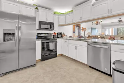 Image de 2br condo sur le parc avec un accès facile Plage