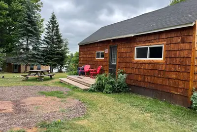 Image de Propriété au bord du lac avec une chambre. Animaux acceptés.