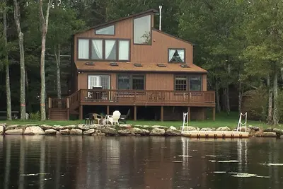 Image de Haut de gamme Lakefront Location de vacances dans le coeur de la Poconos