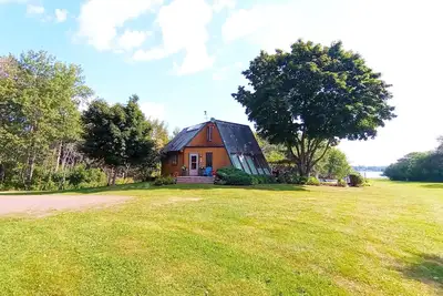 Image de Vacances sur la Rive-Sud. Water-View Home: Piscine, Emplacement Premier, près de Beach, Golf