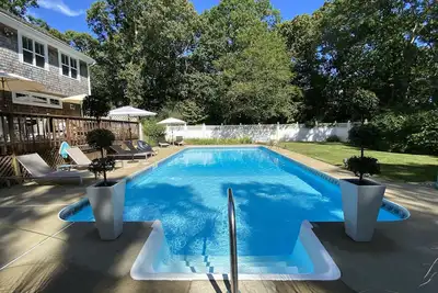 Image de Cadre calme avec une piscine creusée et à proximité du centre-ville Edgartown