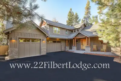 Image de 4 Bdrm Suites, Tesla Ev Charger, HotTub, 10 Rec aka Sharc Passes.