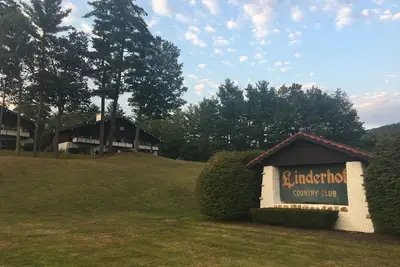 Image de Country Club, entouré de montagnes, à pied de Storyland