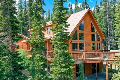 Image de Superbe 3 chambres / 3. 5 cabines de bain avec bain à remous, salle de jeux, bar complet, salle de presse et vues incroyables!