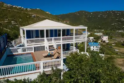 Image de Bay House - superbes vues, piscine, à pied des commerces et des restaurants