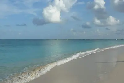 Image de Vos vacances de rêve sont abordables! Remise saisonnière 2br-2bath Oceanfront Condo!