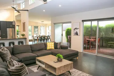 Image de Parés à Bright: luxe moderne pour les familles