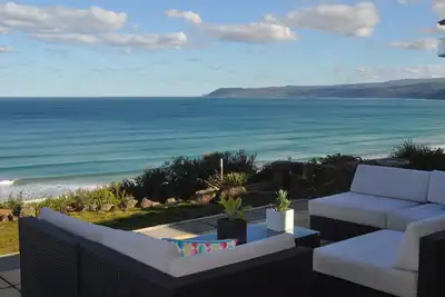 Image de Vues fantastiques sur la plage, 3 minutes à pied de la plage / club de surf, y compris Linen Wifi Netflix