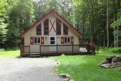 Image de Maintenant, réservation pour l'automne et l'hiver. Chalet confortable au coeur des Poconos.