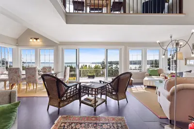 Image de Maison spacieuse ensoleillée avec vue imprenable sur la baie