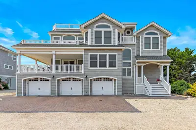 Image de Spectacular Luxury Home, 3rd from Beach, Ocean Views, Open Layout, Elevator