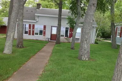 Image de Caseville, Mi (Sand Point Location vacances gîte) Mignon, Cozy Cottage.