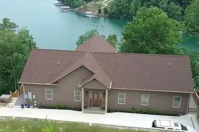 Image de Chambre pour se détendre. Propriété au bord du lac. Une vue imprenable!