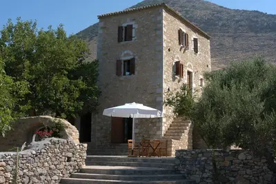 Image de Une maison-tour médiévale dans le Péloponnèse avec une vue imprenable sur la mer et le coucher du soleil