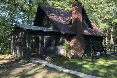 Image de Cabine calme dans un emplacement parfait; à proximité des pistes de ski, de randonnée et de vélo.