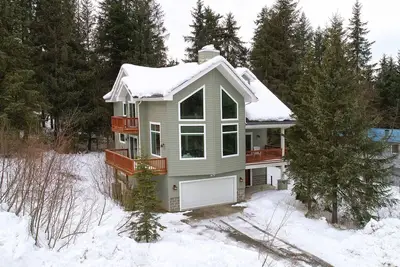 Image de Grande maison familiale avec vue sur la première ligne du mont. Alyeska