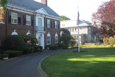 Image de Magnifique de style géorgien avec piscine Only Seven Miles To Manhattan