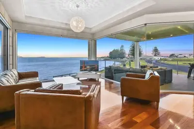 Image de Aloha Beachfront Robe Central