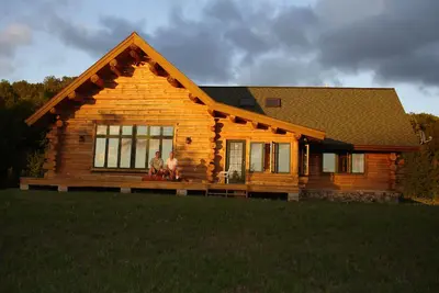 Image de Bellaire Overlook Log Home sur 80 acres privés de bois vallonné