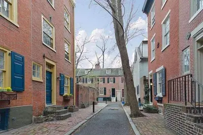 Image de Centre historique de 3 étages Row City House près des attractions -Washington Sq.