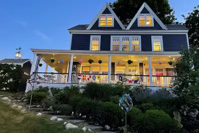Image de Rénové Colonial 'Bluebrier' du Maine capitaine Surplombant «Le Port»