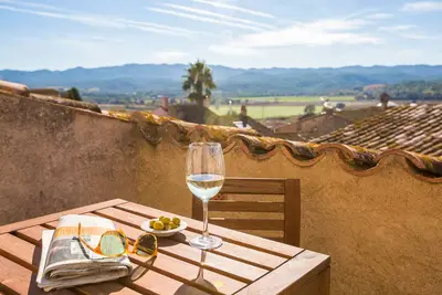 Image de Près des plages: maison en pierre spacieuse et amusante dans un village médiéval