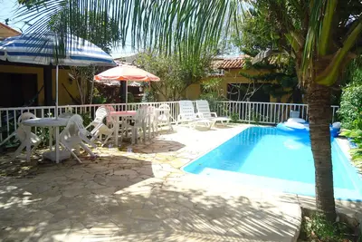 Image de Belle maison 4 suites, piscine, salle de jeux avec piscine, etc. , balcons et fleurs.