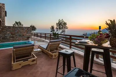 Image de Villa de luxe nouvellement construite avec vue sur la mer, à proximité des eaux claires des plages du sud