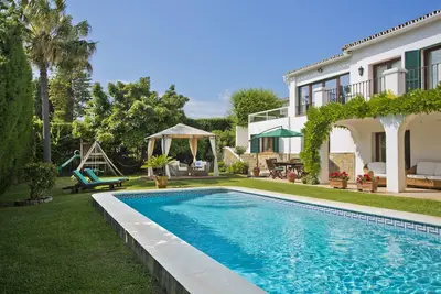 Image de Puerto Banus. Piscine et jardin privé. 200m golf, restaurants et boutiques