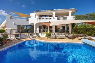 Image de Villa de luxe de 3 à 4 chambres avec une vue magnifique sur la mer et la montagne