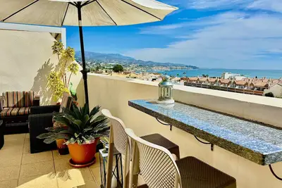 Image de Hébergement de luxe avec grande terrasse et vue imprenable sur la mer