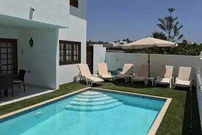 Superbe Villa Margarita. Excellent emplacement à Puerto Del Carmen avec vue sur la mer