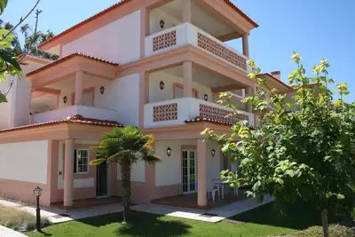 Image de Luxe appartement rez de chaussée w / jardin à Praia del Rey seulement à partir de 600 € la semaine