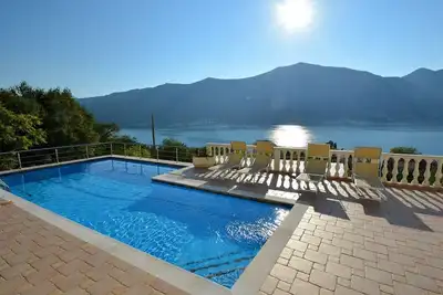 Image de Penthouse de luxe, vue imprenable sur la baie de Kotor, piscine partagée, WiFi