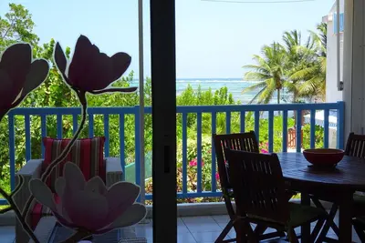 T2 les pieds dans l'eau face au lagon.