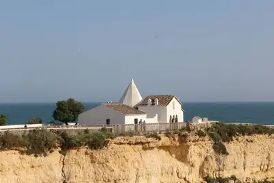 Image de Appartement de luxe situé dans un immeuble en copropriété avec trois piscines, un court de tennis