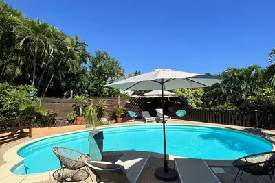 T2 Duplex  - Terrasse - piscine dans un écrin de verdure  à 100 m de la plage.