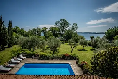 Image de Vacances de rêve au bord du lac, en-dehors du monde, au centre du monde.