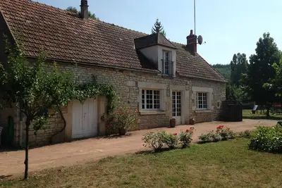 Image de Maison agréable au calme sur grand jardin à 100m de l'Yonne \n5 personnes